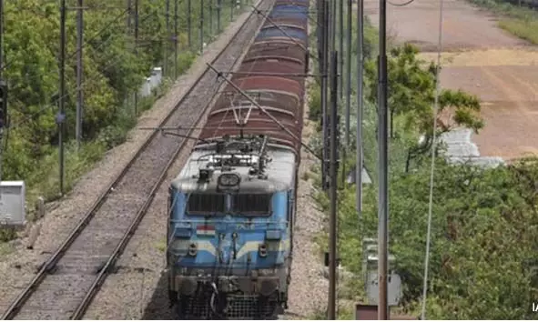 ഇനി മുതല് റിസര്വേഷന് ചാര്ട്ടുകള് ട്രെയിന് പുറപ്പെടുന്നതിന് 8 മണിക്കൂര് മുമ്പ് തയ്യാറാക്കും; പുതിയ പരിഷ്ക്കാരങ്ങളുമായി റെയില്വേ ഇനി മുതല് റിസര്വേഷന് ചാര്ട്ടുകള് ട്രെയിന് പുറപ്പെടുന്നതിന് 8 മണിക്കൂര് മുമ്പ് തയ്യാറാക്കും; പുതിയ പരിഷ്ക്കാരങ്ങളുമായി റെയില്വേ