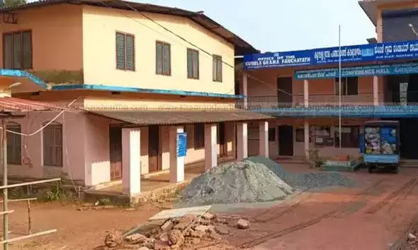 കുമ്പള പഞ്ചായത്ത് സെക്രട്ടറിയെ ഭീഷണിപ്പെടുത്തിയ സംഭവം; പഞ്ചായത്ത് പ്രസിഡണ്ടിന്റെ ഭര്‍ത്താവിനും കരാറുകാരനുമെതിരെ ജാമ്യമില്ലാ കേസ്
