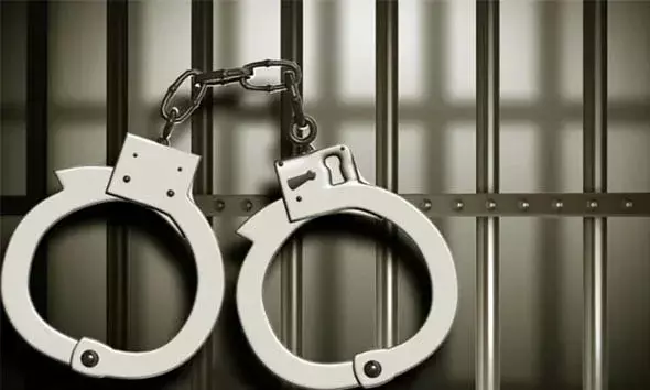 അനധികൃത മദ്യവില്‍പനയും പരസ്യ മദ്യപാനവും; പിടികൂടാനെത്തിയ പൊലീസുകാര്‍ക്ക് നേരെ കയ്യേറ്റം; 5 പേര്‍ അറസ്റ്റില്‍