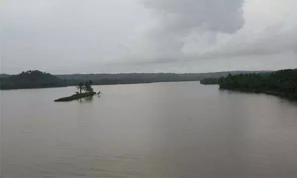 വളപട്ടണം പുഴയില്‍ ചാടിയ കമിതാക്കളില്‍ കാസര്‍കോട് സ്വദേശിനിയെ രക്ഷപ്പെടുത്തി; ആണ്‍സുഹൃത്തിനായി തിരച്ചില്‍ തുടരുന്നു