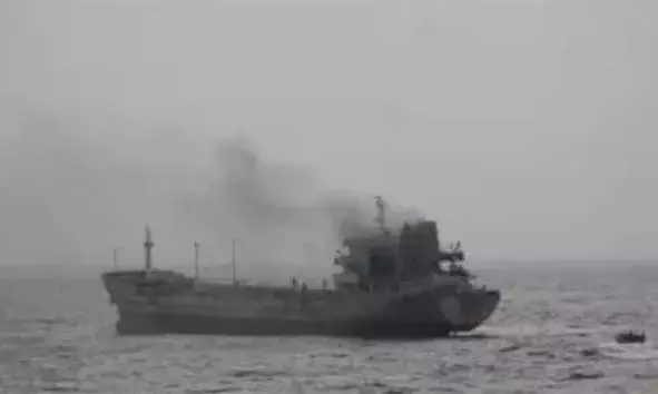 ഒമാന് ഉള്ക്കടലില് കപ്പലിന് തീപിടിച്ചു; 14 പേരെ രക്ഷപ്പെടുത്തി ഇന്ത്യന് നാവികസേന ഒമാന് ഉള്ക്കടലില് കപ്പലിന് തീപിടിച്ചു; 14 പേരെ രക്ഷപ്പെടുത്തി ഇന്ത്യന് നാവികസേന