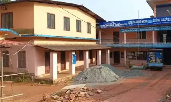 കുമ്പള പഞ്ചായത്ത് സെക്രട്ടറിയെ ഭീഷണിപ്പെടുത്തിയ സംഭവം; പഞ്ചായത്ത് പ്രസിഡണ്ടിന്റെ ഭര്ത്താവിനും കരാറുകാരനുമെതിരെ ജാമ്യമില്ലാ കേസ് കുമ്പള പഞ്ചായത്ത് സെക്രട്ടറിയെ ഭീഷണിപ്പെടുത്തിയ സംഭവം; പഞ്ചായത്ത് പ്രസിഡണ്ടിന്റെ ഭര്ത്താവിനും കരാറുകാരനുമെതിരെ ജാമ്യമില്ലാ കേസ്