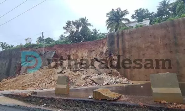 കുന്നിടിഞ്ഞതിനെ തുടര്ന്ന് ഗതാഗത നിരോധനമേര്പ്പെടുത്തിയ ചെര്ക്കള-ചട്ടഞ്ചാല് റൂട്ടില് മൂന്നാഴ്ച പിന്നിട്ടിട്ടും മണ്ണും കല്ലും നീക്കിയില്ല; ജനരോഷം ശക്തമാകുന്നു കുന്നിടിഞ്ഞതിനെ തുടര്ന്ന് ഗതാഗത നിരോധനമേര്പ്പെടുത്തിയ ചെര്ക്കള-ചട്ടഞ്ചാല് റൂട്ടില് മൂന്നാഴ്ച പിന്നിട്ടിട്ടും മണ്ണും കല്ലും നീക്കിയില്ല; ജനരോഷം ശക്തമാകുന്നു