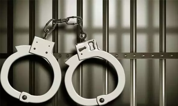 അനധികൃത മദ്യവില്പനയും പരസ്യ മദ്യപാനവും; പിടികൂടാനെത്തിയ പൊലീസുകാര്ക്ക് നേരെ കയ്യേറ്റം; 5 പേര് അറസ്റ്റില് അനധികൃത മദ്യവില്പനയും പരസ്യ മദ്യപാനവും; പിടികൂടാനെത്തിയ പൊലീസുകാര്ക്ക് നേരെ കയ്യേറ്റം; 5 പേര് അറസ്റ്റില്