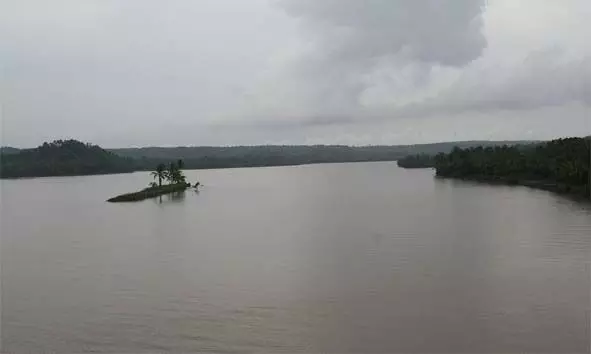 വളപട്ടണം പുഴയില് ചാടിയ കമിതാക്കളില് കാസര്കോട് സ്വദേശിനിയെ രക്ഷപ്പെടുത്തി; ആണ്സുഹൃത്തിനായി തിരച്ചില് തുടരുന്നു വളപട്ടണം പുഴയില് ചാടിയ കമിതാക്കളില് കാസര്കോട് സ്വദേശിനിയെ രക്ഷപ്പെടുത്തി; ആണ്സുഹൃത്തിനായി തിരച്ചില് തുടരുന്നു