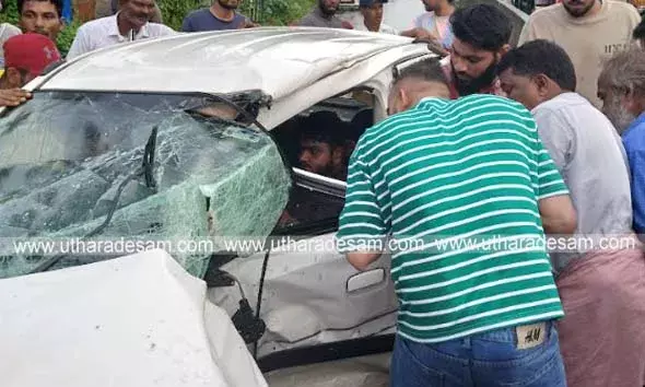 ഡിവൈഡറില്‍ നിന്ന് പുറത്തേക്ക് തള്ളി നിന്ന ഇരുമ്പ് കമ്പി തുളച്ചുകയറി യാത്രക്കാര്‍ക്ക് പരിക്ക്