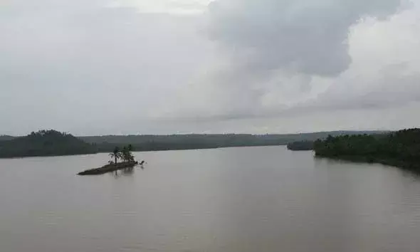 പെരിയാട്ടടുക്കം സ്വദേശിനിക്കൊപ്പം പുഴയില്‍ ചാടിയ യുവാവിനെ കണ്ടെത്താന്‍ കഴിഞ്ഞില്ല; തിരച്ചില്‍ തുടരുന്നു