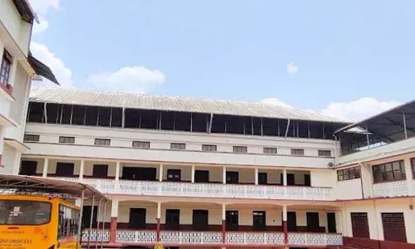 വിദ്യാര്‍ത്ഥികള്‍ക്ക് പ്രത്യേക മതചിഹ്നം ഉള്‍പ്പെട്ട ടാഗ്; കാഞ്ഞങ്ങാട്ടെ സ്‌കൂളിനെതിരെ പ്രതിഷേധം