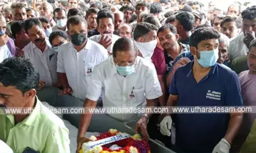 ഒന്നരമാസം മുമ്പ് വിദേശ കപ്പലില് മരിച്ച പ്രശാന്തിന്റെ മൃതദേഹം നാട്ടിലെത്തിച്ച് സംസ്കരിച്ചു ഒന്നരമാസം മുമ്പ് വിദേശ കപ്പലില് മരിച്ച പ്രശാന്തിന്റെ മൃതദേഹം നാട്ടിലെത്തിച്ച് സംസ്കരിച്ചു