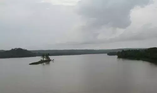 പെരിയാട്ടടുക്കം സ്വദേശിനിക്കൊപ്പം പുഴയില് ചാടിയ യുവാവിനെ കണ്ടെത്താന് കഴിഞ്ഞില്ല; തിരച്ചില് തുടരുന്നു പെരിയാട്ടടുക്കം സ്വദേശിനിക്കൊപ്പം പുഴയില് ചാടിയ യുവാവിനെ കണ്ടെത്താന് കഴിഞ്ഞില്ല; തിരച്ചില് തുടരുന്നു