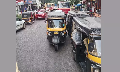 കാസര്‍കോട് ബാങ്ക് റോഡില്‍ ഗതാഗതക്കുരുക്ക് ഒഴിയുന്നില്ല