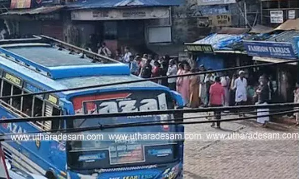 ബസ് ഷെല്‍ട്ടറിനെ ചൊല്ലി ലീഗില്‍ പോര് മുറുകി; വിദ്യാര്‍ഥികളടക്കം ബസ് കാത്തുനില്‍ക്കുന്നത് പെരുമഴയത്ത്