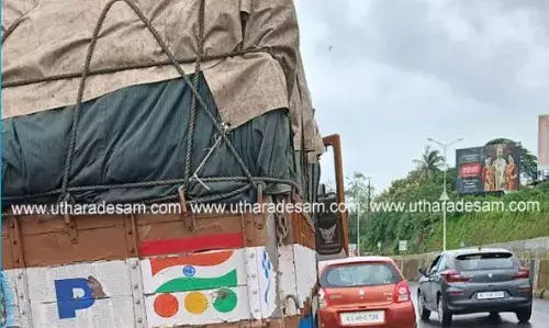 കുമ്പളയില് കഴിഞ്ഞദിവസം അപകടം നടന്ന സ്ഥലത്ത് വീണ്ടും അപകടം; കാറിന്റെ പിറകില് ലോറിയിടിച്ചു കുമ്പളയില് കഴിഞ്ഞദിവസം അപകടം നടന്ന സ്ഥലത്ത് വീണ്ടും അപകടം; കാറിന്റെ പിറകില് ലോറിയിടിച്ചു