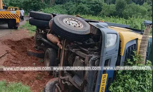 കുമ്പള ബംബ്രാണയില്‍ ജില്ലിയുമായി പോകുകയായിരുന്ന ലോറി മറിഞ്ഞു; ഡ്രൈവര്‍ പരിക്കേല്‍ക്കാതെ രക്ഷപ്പെട്ടു