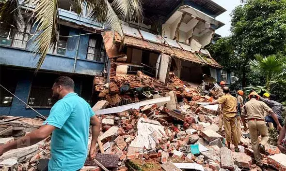 കോട്ടയം മെഡിക്കല്‍ കോളജ് ആശുപത്രിയിലെ കെട്ടിടം പൊളിഞ്ഞുവീണു; 2 പേര്‍ക്ക് പരിക്ക്
