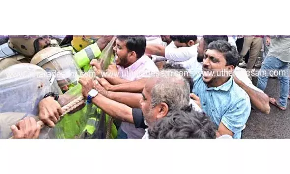 കാഞ്ഞങ്ങാട്ട് ഡി എം ഒ ഓഫീസിലേക്ക് യൂത്ത് ലീഗ് നടത്തിയ മാര്‍ച്ചില്‍ സംഘര്‍ഷം: പൊലീസ് ജല പീരങ്കി പ്രയോഗിച്ചു