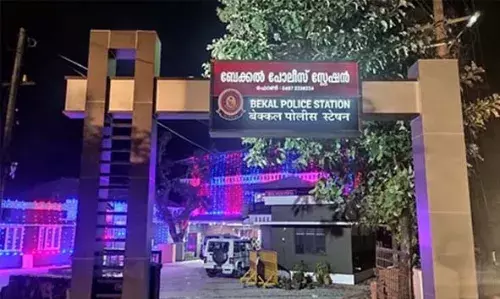 കെ.എസ്.ടി.പി റോഡരികില് നിര്ത്തിയിട്ട കാറില് നിന്ന് പൊലീസ് എം.ഡി.എം.എ പിടികൂടി; നാലുപേര് അറസ്റ്റില് കെ.എസ്.ടി.പി റോഡരികില് നിര്ത്തിയിട്ട കാറില് നിന്ന് പൊലീസ് എം.ഡി.എം.എ പിടികൂടി; നാലുപേര് അറസ്റ്റില്