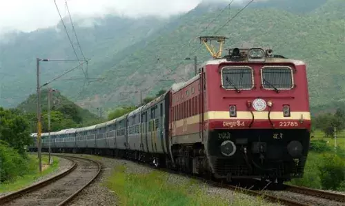 തീവണ്ടിയില് നാടുവിടാന് 12കാരന്റെ ശ്രമം; കയ്യോടെ പിടികൂടി മാതാപിതാക്കള്ക്ക് കൈമാറി റെയില്വെ പൊലീസ് തീവണ്ടിയില് നാടുവിടാന് 12കാരന്റെ ശ്രമം; കയ്യോടെ പിടികൂടി മാതാപിതാക്കള്ക്ക് കൈമാറി റെയില്വെ പൊലീസ്