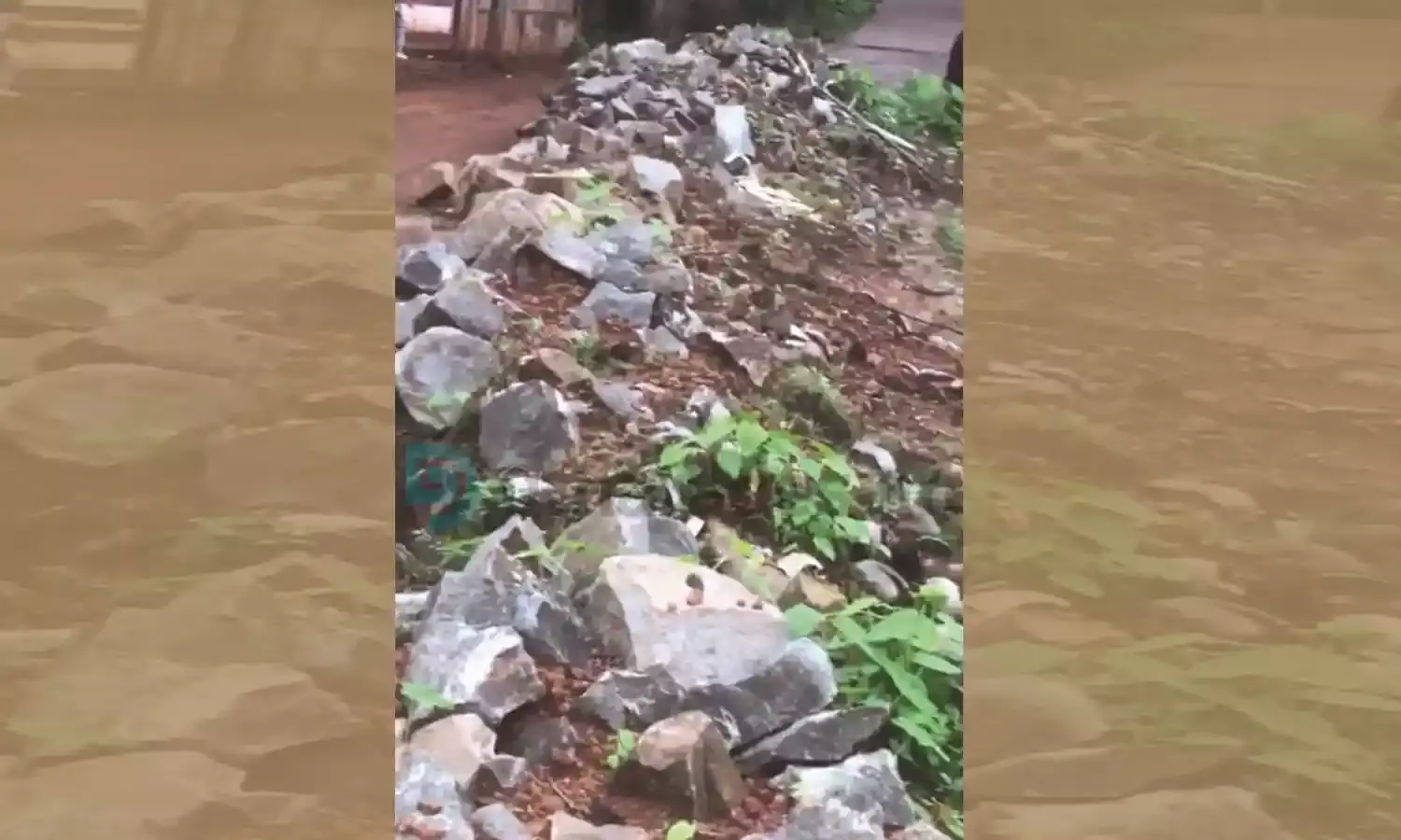 ബാങ്കോട്ട് റോഡിന്റെ പകുതി ഭാഗത്തോളം കല്ലും മണ്ണും കൂട്ടിയിട്ടു; ഗതാഗതം ദുസ്സഹം