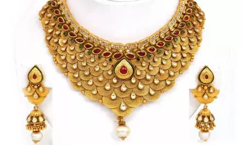 3 ദിവസത്തെ കുതിപ്പിന് ബ്രേക്കിട്ട് സ്വര്ണം; പവന് ഒറ്റയടിക്ക് 440 രൂപ കുറഞ്ഞു 3 ദിവസത്തെ കുതിപ്പിന് ബ്രേക്കിട്ട് സ്വര്ണം; പവന് ഒറ്റയടിക്ക് 440 രൂപ കുറഞ്ഞു