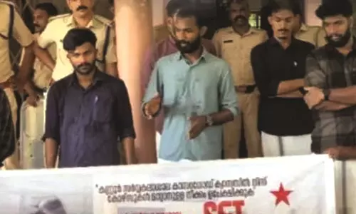 വിവിധ കോഴ്‌സുകള്‍ മാറ്റാനുള്ള നീക്കത്തിനെതിരെ  ചാലയിലും നീലേശ്വരത്തും എസ്.എഫ്.ഐ പ്രതിഷേധം