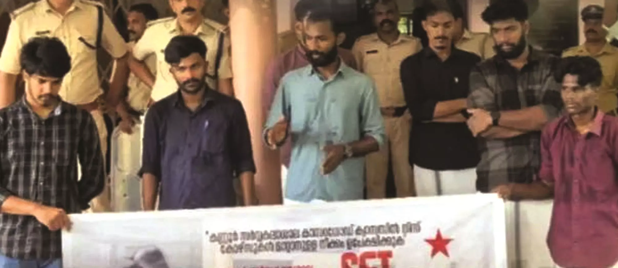 വിവിധ കോഴ്സുകള് മാറ്റാനുള്ള നീക്കത്തിനെതിരെ ചാലയിലും നീലേശ്വരത്തും എസ്.എഫ്.ഐ പ്രതിഷേധം വിവിധ കോഴ്സുകള് മാറ്റാനുള്ള നീക്കത്തിനെതിരെ ചാലയിലും നീലേശ്വരത്തും എസ്.എഫ്.ഐ പ്രതിഷേധം