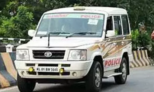 ആരോഗ്യമന്ത്രിയുടെ രാജി ആവശ്യപ്പെട്ട് റോഡ് ഉപരോധത്തിനെത്തിയ യൂത്ത് ലീഗ് പ്രവര്ത്തകരെ പൊലീസ് ബലം പ്രയോഗിച്ചു നീക്കി ആരോഗ്യമന്ത്രിയുടെ രാജി ആവശ്യപ്പെട്ട് റോഡ് ഉപരോധത്തിനെത്തിയ യൂത്ത് ലീഗ് പ്രവര്ത്തകരെ പൊലീസ് ബലം പ്രയോഗിച്ചു നീക്കി