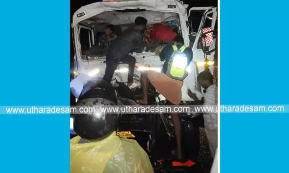 മഞ്ചേശ്വരത്ത് ഓടിക്കൊണ്ടിരുന്ന ലോറിയുടെ പിറകില് മറ്റൊരു ലോറിയിടിച്ച് ജീവനക്കാര്ക്ക് പരിക്ക്; ഒരാളുടെ നില ഗുരുതരം മഞ്ചേശ്വരത്ത് ഓടിക്കൊണ്ടിരുന്ന ലോറിയുടെ പിറകില് മറ്റൊരു ലോറിയിടിച്ച് ജീവനക്കാര്ക്ക് പരിക്ക്; ഒരാളുടെ നില ഗുരുതരം