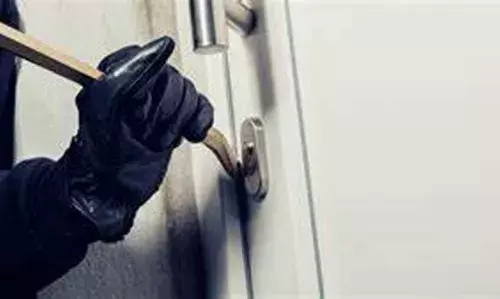 സ്കൂളിലെ ഓഫീസ് മുറി കുത്തിത്തുറന്ന് പണം കവര്ന്നതായി പരാതി സ്കൂളിലെ ഓഫീസ് മുറി കുത്തിത്തുറന്ന് പണം കവര്ന്നതായി പരാതി