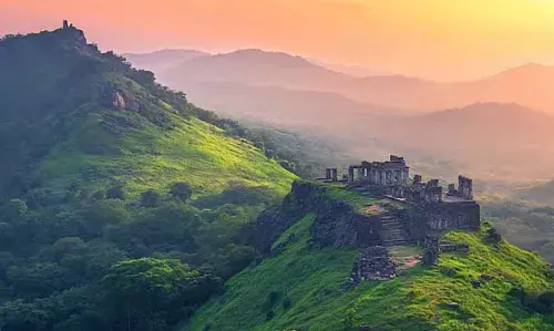 കണ്ണൂരിലേക്ക് ഒരു ട്രെക്കിങ് ആയാലോ; കാത്തിരിക്കുന്നത് മനോഹരമായ കാഴ്ചകള് കണ്ണൂരിലേക്ക് ഒരു ട്രെക്കിങ് ആയാലോ; കാത്തിരിക്കുന്നത് മനോഹരമായ കാഴ്ചകള്