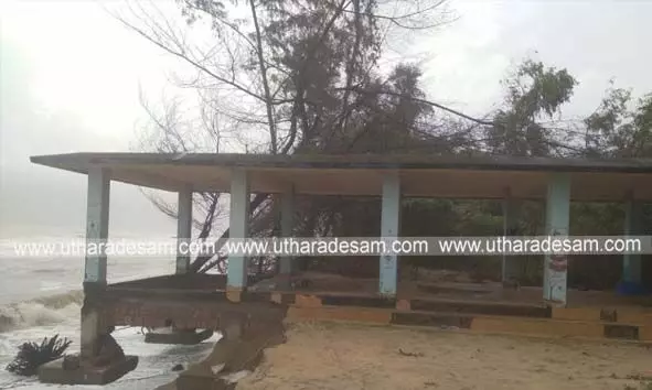 ഉപ്പള ഐലയില് കടല് ക്ഷോഭം രൂക്ഷം; വന് നാശനഷ്ടം; കെട്ടിടവും റോഡും ഒലിച്ചുപോയി ഉപ്പള ഐലയില് കടല് ക്ഷോഭം രൂക്ഷം; വന് നാശനഷ്ടം; കെട്ടിടവും റോഡും ഒലിച്ചുപോയി