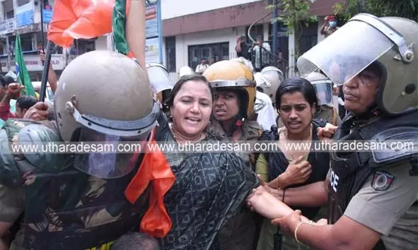 ആരോഗ്യമന്ത്രിയുടെ രാജി: ജനറല് ആസ്പത്രിയിലേക്ക് ബി.ജെ.പി നടത്തിയ മാര്ച്ച് അക്രമാസക്തമായി; പൊലീസ് ജലപീരങ്കി പ്രയോഗിച്ചു ആരോഗ്യമന്ത്രിയുടെ രാജി: ജനറല് ആസ്പത്രിയിലേക്ക് ബി.ജെ.പി നടത്തിയ മാര്ച്ച് അക്രമാസക്തമായി; പൊലീസ് ജലപീരങ്കി പ്രയോഗിച്ചു