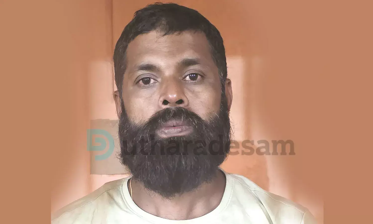 എക്‌സൈസ് സംഘത്തെ പട്ടിയെ അഴിച്ചുവിട്ട് കടിപ്പിച്ച കേസില്‍ ശിക്ഷിക്കപ്പെട്ട പ്രതി സ്‌കൂട്ടറില്‍ മദ്യം കടത്തുന്നതിനിടെ പിടിയില്‍