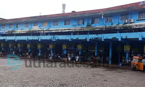 സ്വകാര്യ ബസ് സമരം; ജില്ലയില്‍ പൂര്‍ണം ; യാത്രക്കാര്‍ വലഞ്ഞു