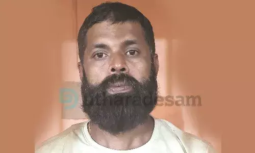 എക്സൈസ് സംഘത്തെ പട്ടിയെ അഴിച്ചുവിട്ട് കടിപ്പിച്ച കേസില് ശിക്ഷിക്കപ്പെട്ട പ്രതി സ്കൂട്ടറില് മദ്യം കടത്തുന്നതിനിടെ പിടിയില് എക്സൈസ് സംഘത്തെ പട്ടിയെ അഴിച്ചുവിട്ട് കടിപ്പിച്ച കേസില് ശിക്ഷിക്കപ്പെട്ട പ്രതി സ്കൂട്ടറില് മദ്യം കടത്തുന്നതിനിടെ പിടിയില്