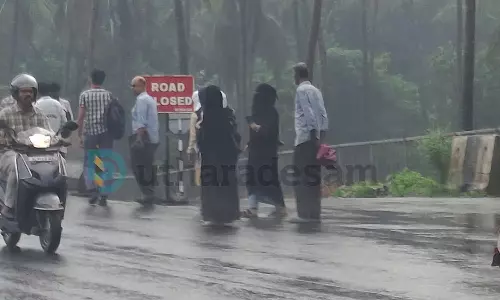 ദേശീയപാതയില് പലയിടത്തും ബസ് കാത്തിരിപ്പ് കേന്ദ്രങ്ങളുടെ പ്രവൃത്തി പൂര്ത്തിയായില്ല; വിദ്യാര്ത്ഥികളടക്കം മഴ നനയുന്നു ദേശീയപാതയില് പലയിടത്തും ബസ് കാത്തിരിപ്പ് കേന്ദ്രങ്ങളുടെ പ്രവൃത്തി പൂര്ത്തിയായില്ല; വിദ്യാര്ത്ഥികളടക്കം മഴ നനയുന്നു