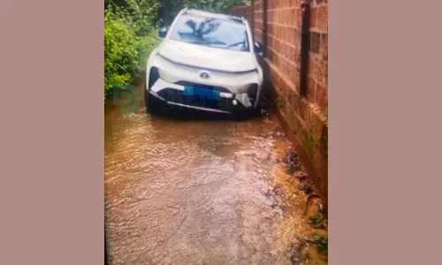 കുടിവെള്ള പൈപ്പ് സ്ഥാപിച്ച ശേഷം കുഴി മൂടിയത് ഭാഗീകമായി; വാഹനങ്ങള്‍ വീഴുന്നത് നിത്യസംഭവം, പൊലീസില്‍ പരാതി