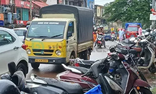 കുമ്പള പൊലീസ് സ്റ്റേഷന്‍ റോഡില്‍  ഗതാഗതക്കുരുക്ക് രൂക്ഷമാവുന്നു