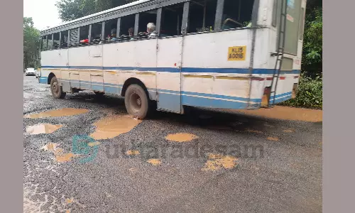 ചെര്‍ക്കള-കല്ലടുക്ക റോഡിലെ അപകടക്കുഴികള്‍ യാത്രക്കാര്‍ക്ക് ഭീഷണിയാകുന്നു