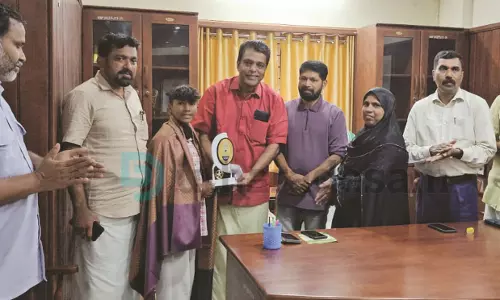 മിര്‍ഹാനക്ക് കാസര്‍കോട് ബ്ലോക്ക്  പഞ്ചായത്തിന്റെ അനുമോദനം