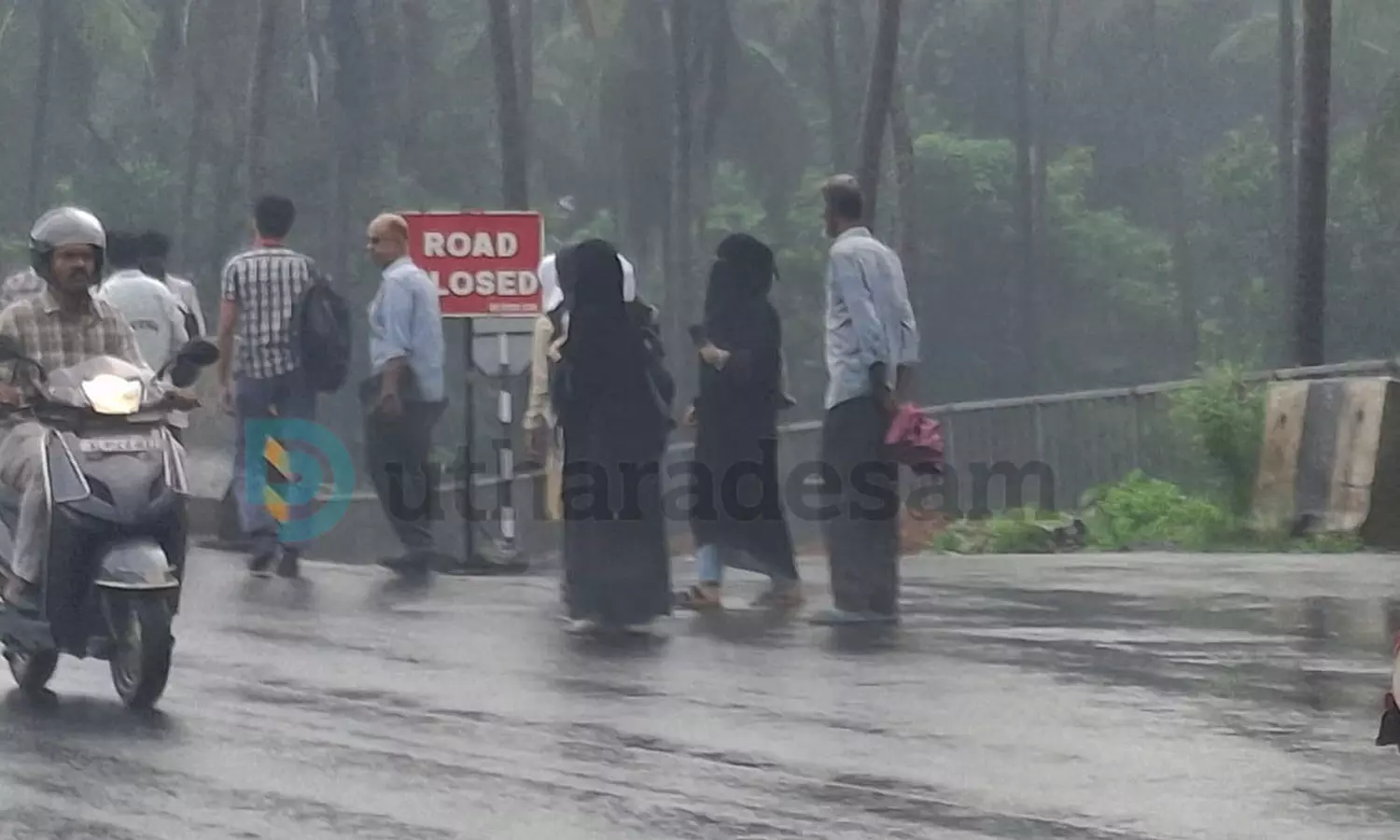 ദേശീയപാതയില് പലയിടത്തും ബസ് കാത്തിരിപ്പ് കേന്ദ്രങ്ങളുടെ പ്രവൃത്തി പൂര്ത്തിയായില്ല; വിദ്യാര്ത്ഥികളടക്കം മഴ നനയുന്നു ദേശീയപാതയില് പലയിടത്തും ബസ് കാത്തിരിപ്പ് കേന്ദ്രങ്ങളുടെ പ്രവൃത്തി പൂര്ത്തിയായില്ല; വിദ്യാര്ത്ഥികളടക്കം മഴ നനയുന്നു