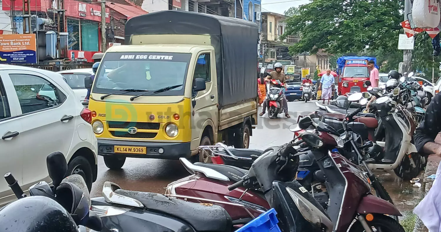 കുമ്പള പൊലീസ് സ്റ്റേഷന് റോഡില് ഗതാഗതക്കുരുക്ക് രൂക്ഷമാവുന്നു കുമ്പള പൊലീസ് സ്റ്റേഷന് റോഡില് ഗതാഗതക്കുരുക്ക് രൂക്ഷമാവുന്നു