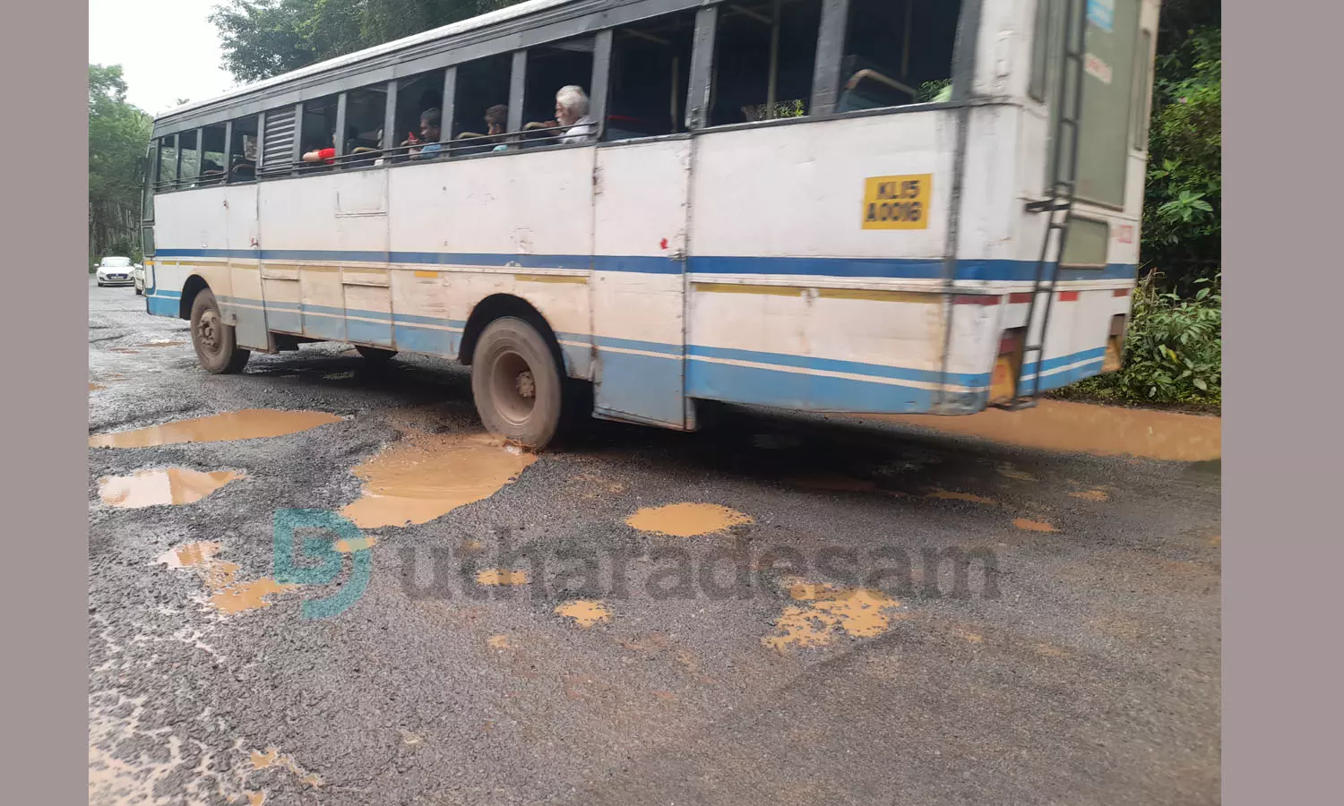 ചെര്ക്കള-കല്ലടുക്ക റോഡിലെ അപകടക്കുഴികള് യാത്രക്കാര്ക്ക് ഭീഷണിയാകുന്നു ചെര്ക്കള-കല്ലടുക്ക റോഡിലെ അപകടക്കുഴികള് യാത്രക്കാര്ക്ക് ഭീഷണിയാകുന്നു