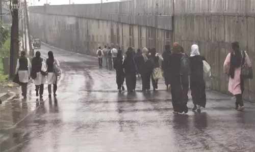 മൊഗ്രാല് ടൗണില് റോഡരികില് നടപ്പാതയില്ല: വിദ്യാര്ത്ഥികള് സ്കൂളിലേക്കും മദ്രസയിലേക്കും പോകുന്നത് റോഡിലൂടെ മൊഗ്രാല് ടൗണില് റോഡരികില് നടപ്പാതയില്ല: വിദ്യാര്ത്ഥികള് സ്കൂളിലേക്കും മദ്രസയിലേക്കും പോകുന്നത് റോഡിലൂടെ