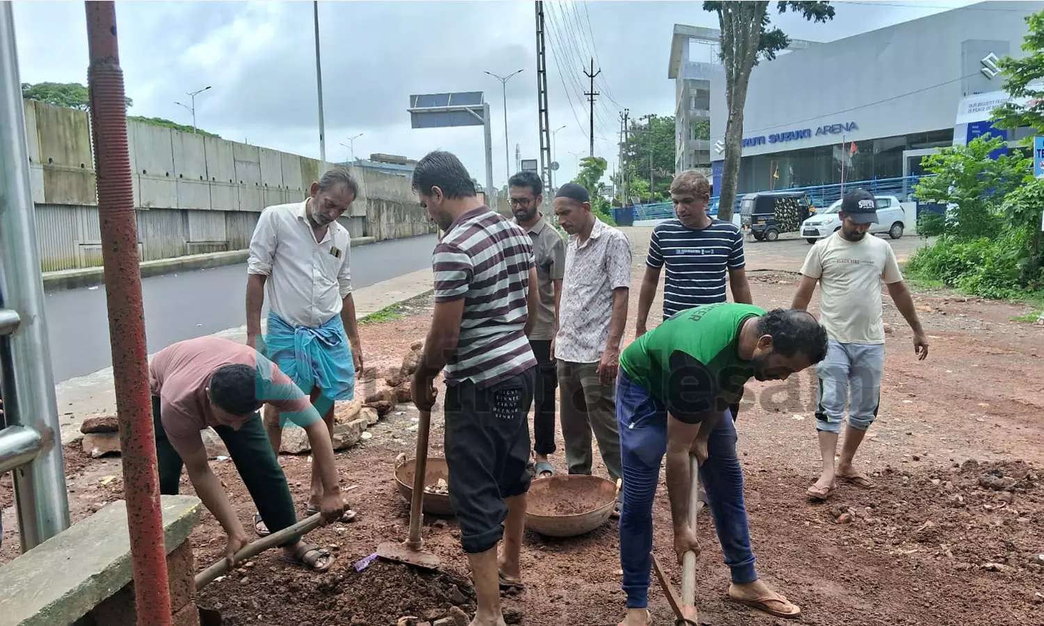 പണിമുടക്ക് ദിവസം സേവനത്തിലേര്‍പ്പെട്ട്  അണങ്കൂരിലെ ഓട്ടോ ഡ്രൈവര്‍മാര്‍