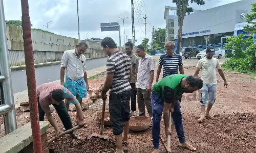 പണിമുടക്ക് ദിവസം സേവനത്തിലേര്‍പ്പെട്ട്  അണങ്കൂരിലെ ഓട്ടോ ഡ്രൈവര്‍മാര്‍