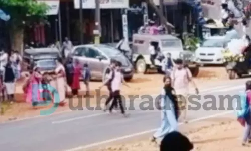 ബോവിക്കാനത്ത് റോഡ് മുറിച്ച് കടക്കല്  അപകട ഭീഷണിയാവുന്നു ബോവിക്കാനത്ത് റോഡ് മുറിച്ച് കടക്കല്  അപകട ഭീഷണിയാവുന്നു