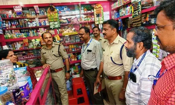 ഓപ്പറേഷന് ധൂമം; സ്കൂള് പരിസരത്ത് നിന്ന് പുകയില ഉത്പന്നങ്ങള് പിടിച്ചെടുത്തു ഓപ്പറേഷന് ധൂമം; സ്കൂള് പരിസരത്ത് നിന്ന് പുകയില ഉത്പന്നങ്ങള് പിടിച്ചെടുത്തു