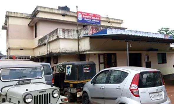 ടിപ്പറില്‍ 17കാരന്‍ മണല്‍ കടത്തി; പൊലീസ് പിടിയില്‍; സഹോദരനെതിരെ കേസ്‌