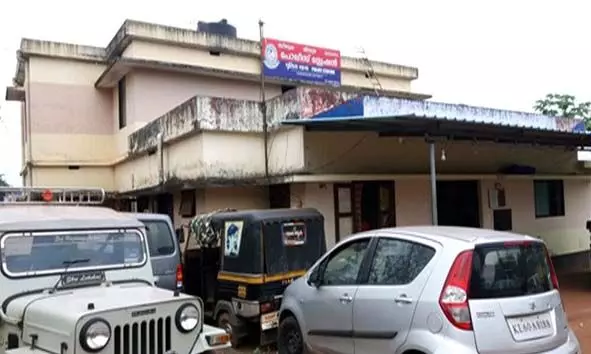ടിപ്പറില് 17കാരന് മണല് കടത്തി; പൊലീസ് പിടിയില്; സഹോദരനെതിരെ കേസ് ടിപ്പറില് 17കാരന് മണല് കടത്തി; പൊലീസ് പിടിയില്; സഹോദരനെതിരെ കേസ്